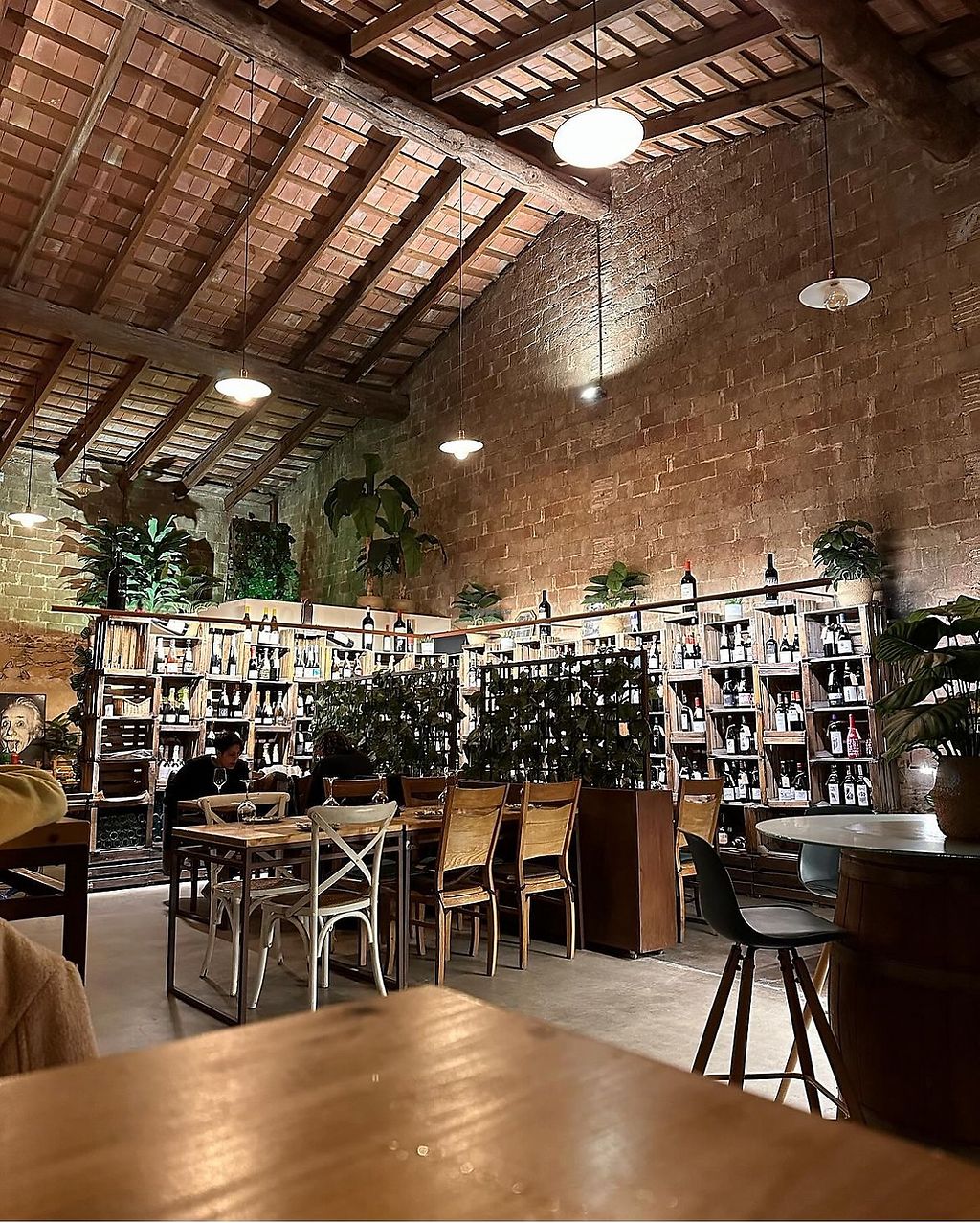 Interior del celler amb sostre de fusta
