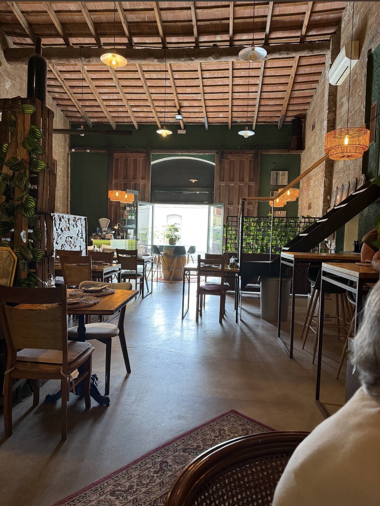 Interior amb sostre alt